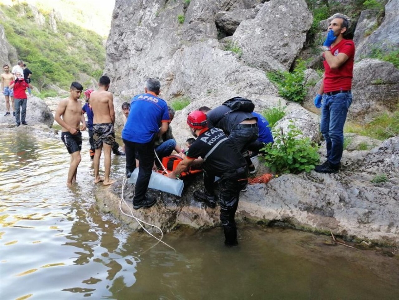 Tabiat parkında ayağı kırılan tatilciyi AFAD ekipleri kurtardı