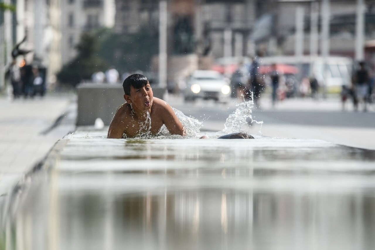 Taksim’de serinlemeye çalışan çocuklar süs havuzuna girdi