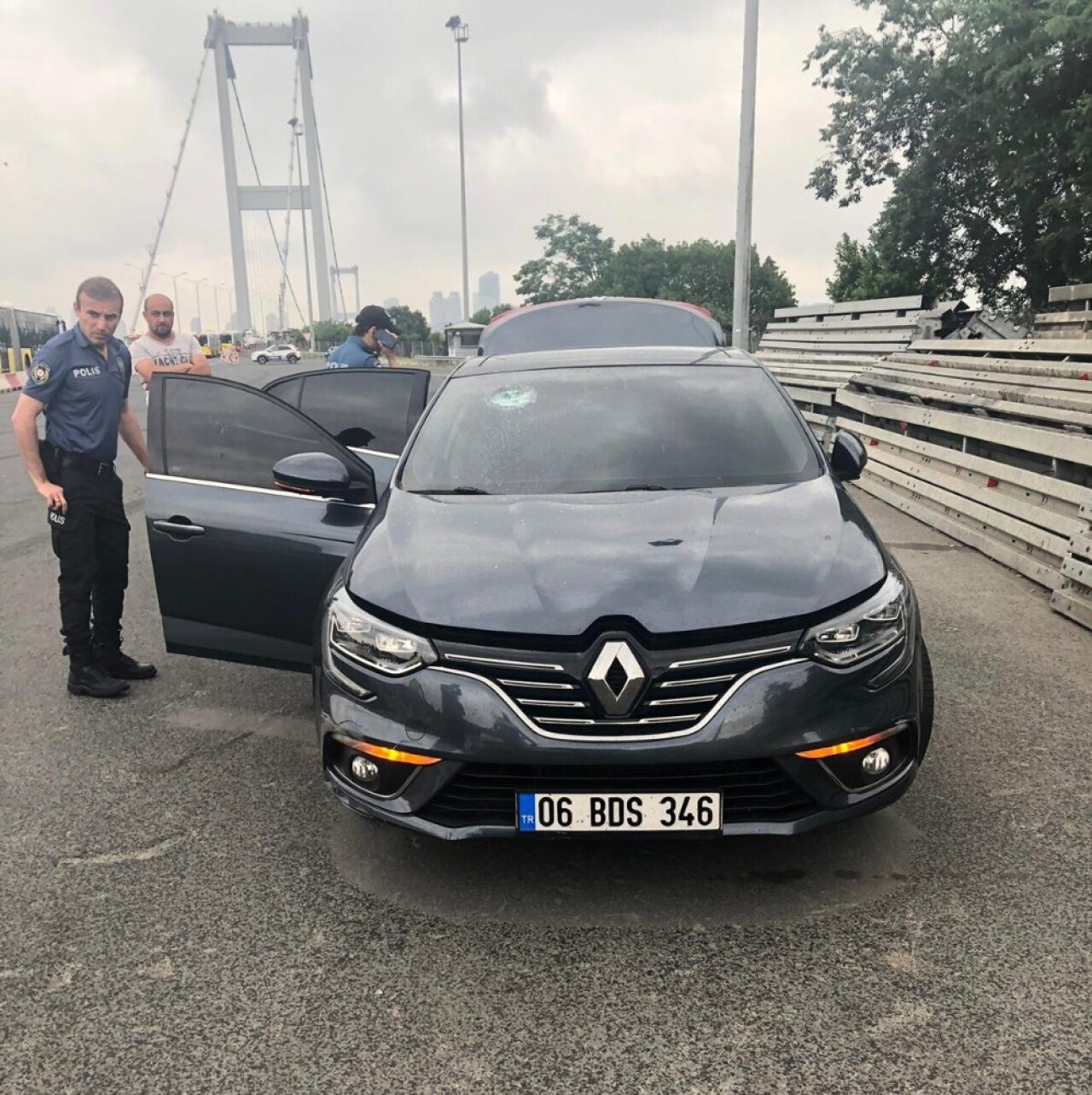 Trafikte makas atarak ilerleyen şahsı polis lastiklerine ateş açarak durdurdu