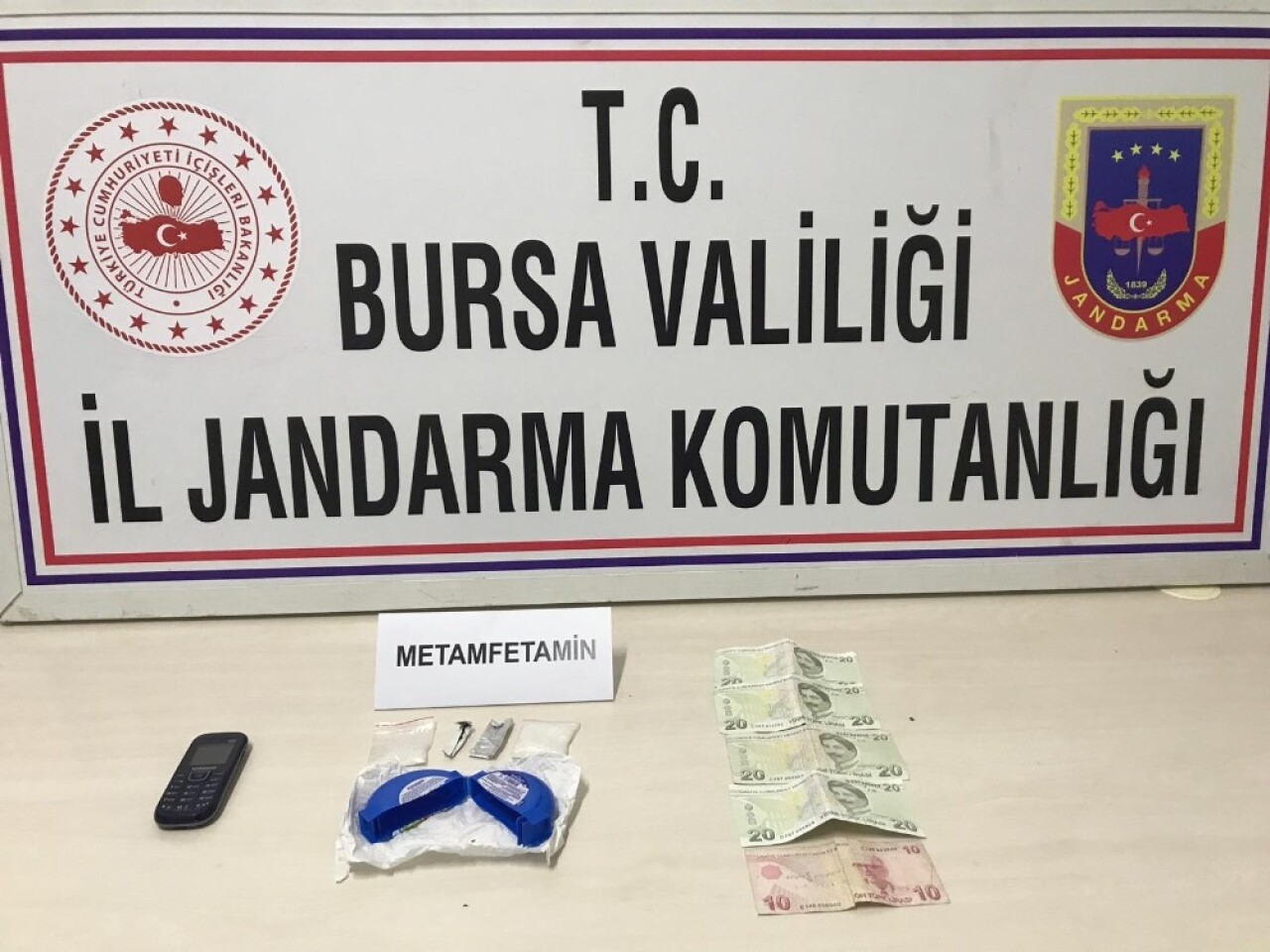 Uyuşturucu yüklü araçtaki 3 kişi gözaltına alındı