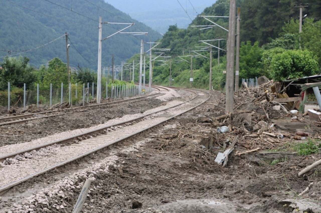 Yağış sonrası kapanan YHT hattında ekipler çalışmalarına hız verdi