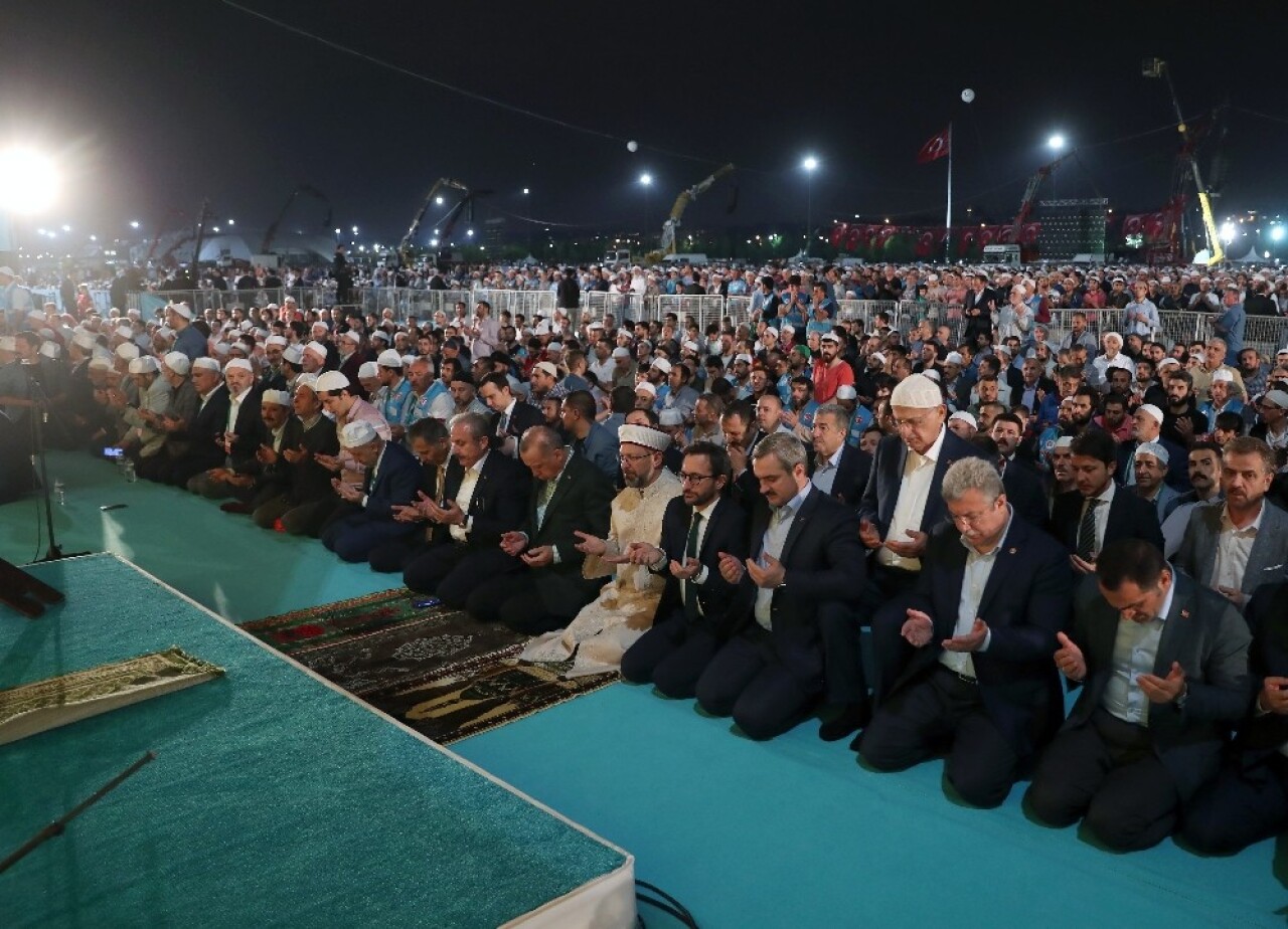 Yenikapı’da Enderun teravih namazında yüz binlerce kişi saf tuttu