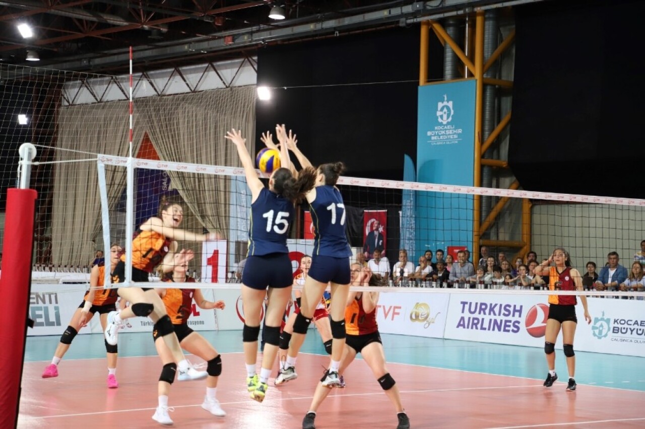 Yıldız Kızlar Voleybol derbisini Fenerbahçe kazandı