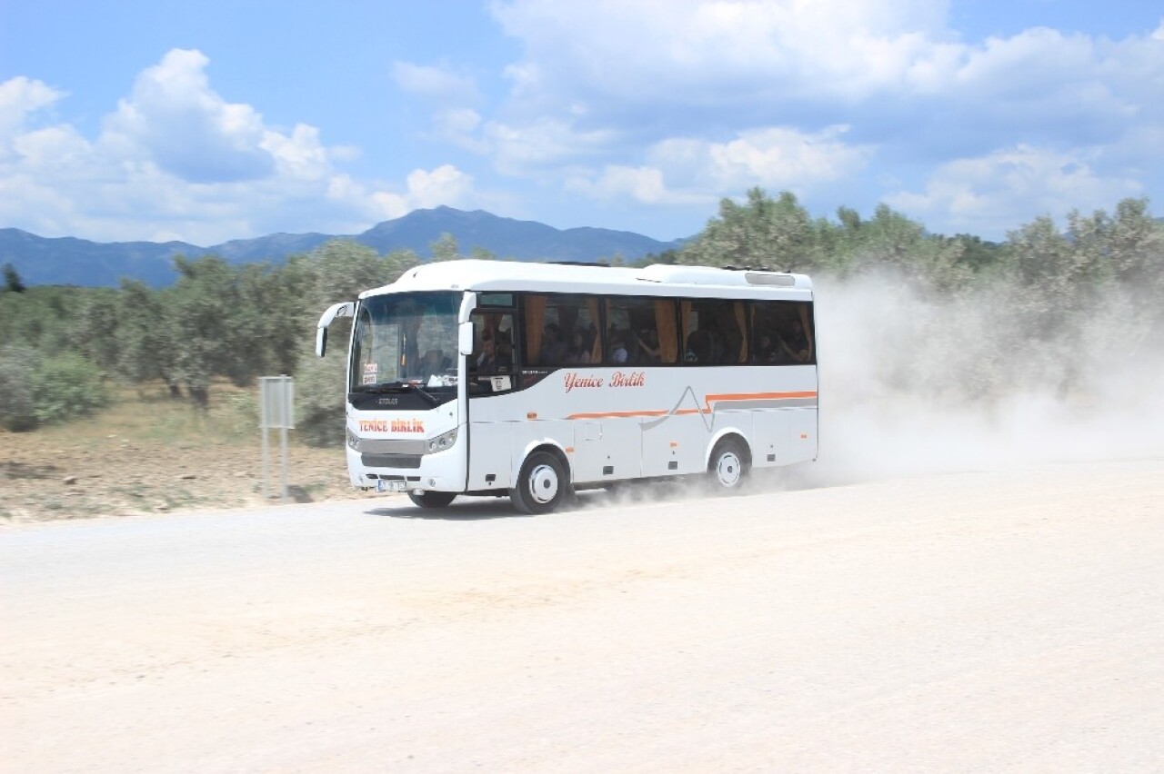 Yol inşaatının tozu zeytinlikleri tehdit ediyor