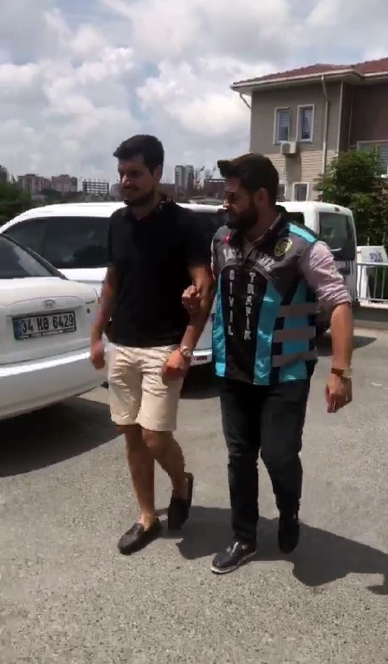 Yolu trafiğe kapatıp “drift” yapan maganda yakalandı