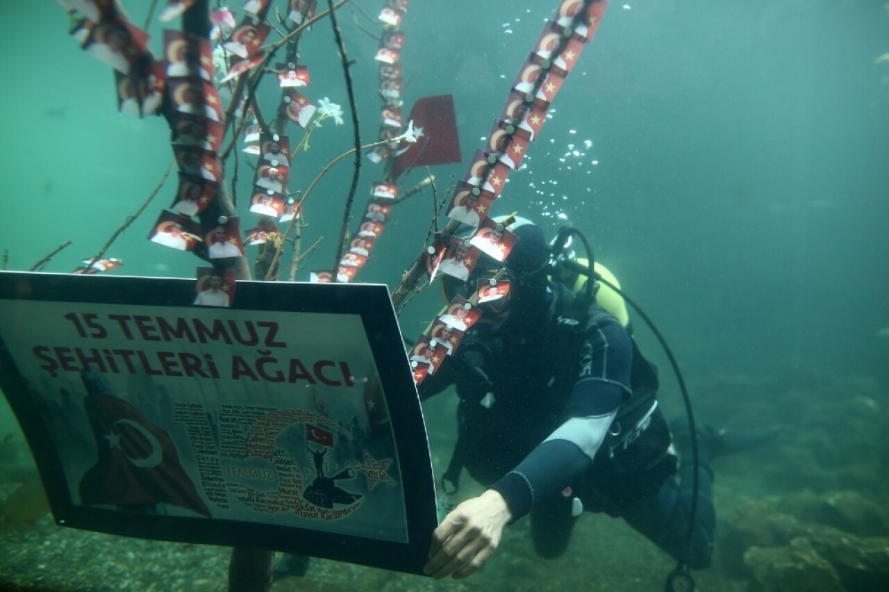 15 Temmuz fotoğrafları su altında sergilendi