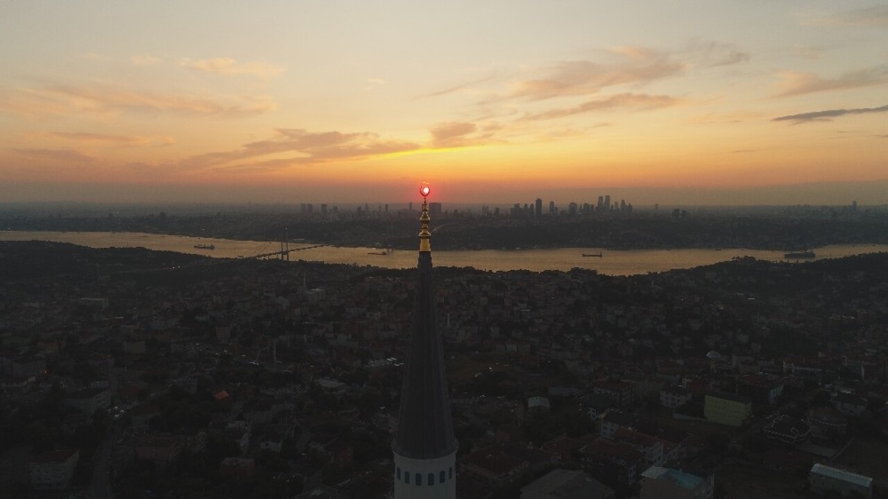 15 Temmuz’da İstanbul’da güneş batarken gökyüzü kızıla boyandı