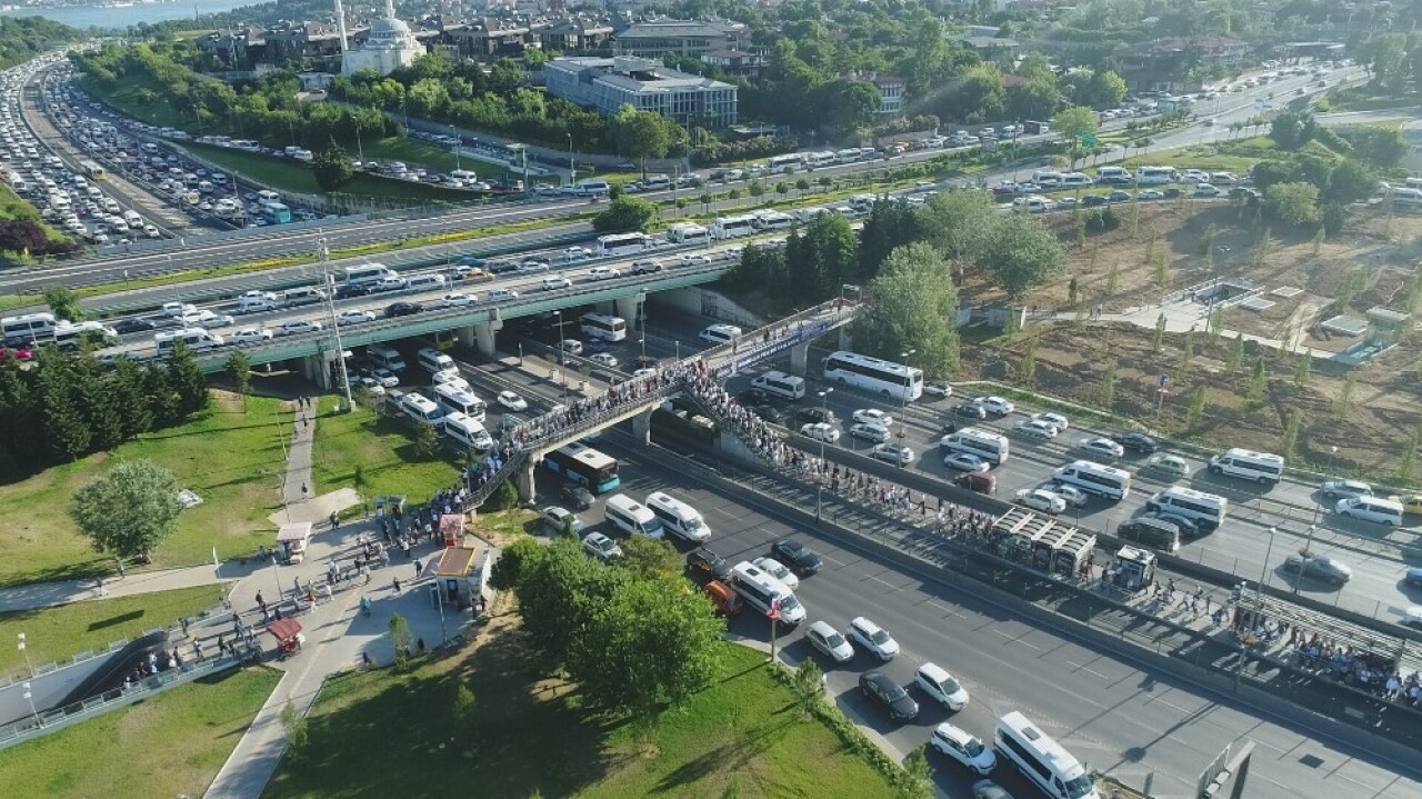 Altunizade metrobüs durağındaki yoğunluk havadan görüntülendi