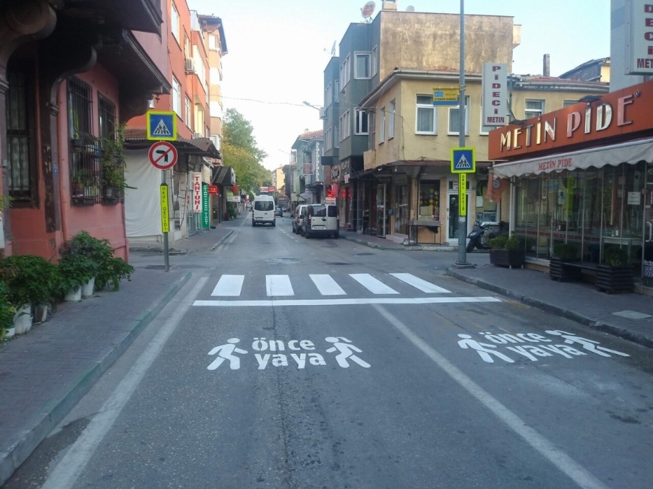 Asfalta “Önce yaya” yazdılar