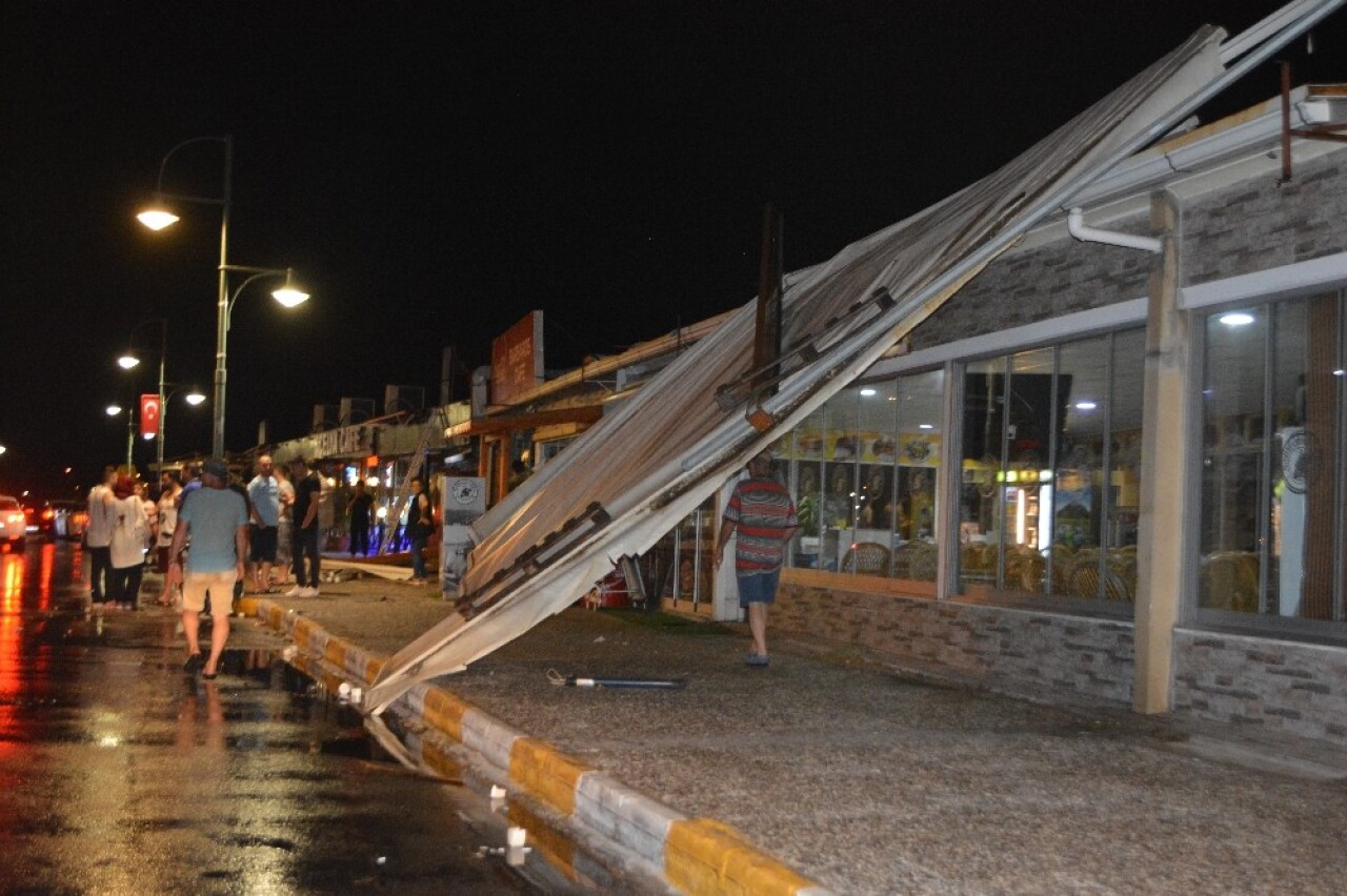 Ayvalık’ta hortum yıktı geçti