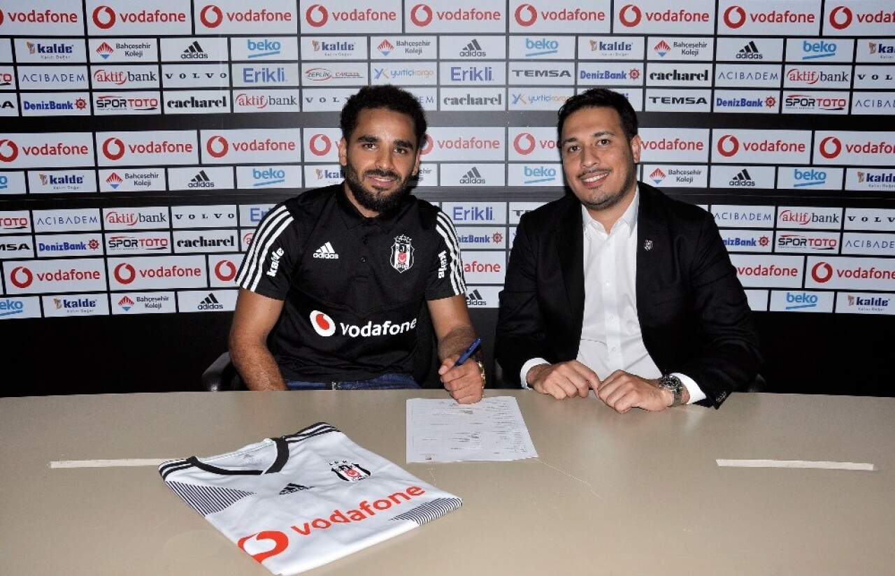 Beşiktaş, Douglas ile 3 yıllık sözleşme imzaladı