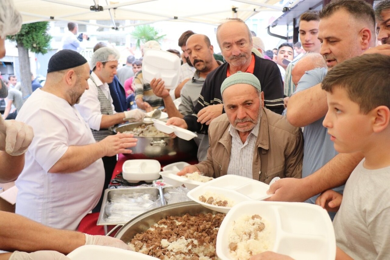 Darbe girişiminin 3’üncü yıl dönümünde 5 bin kişilik pilav ikram edildi