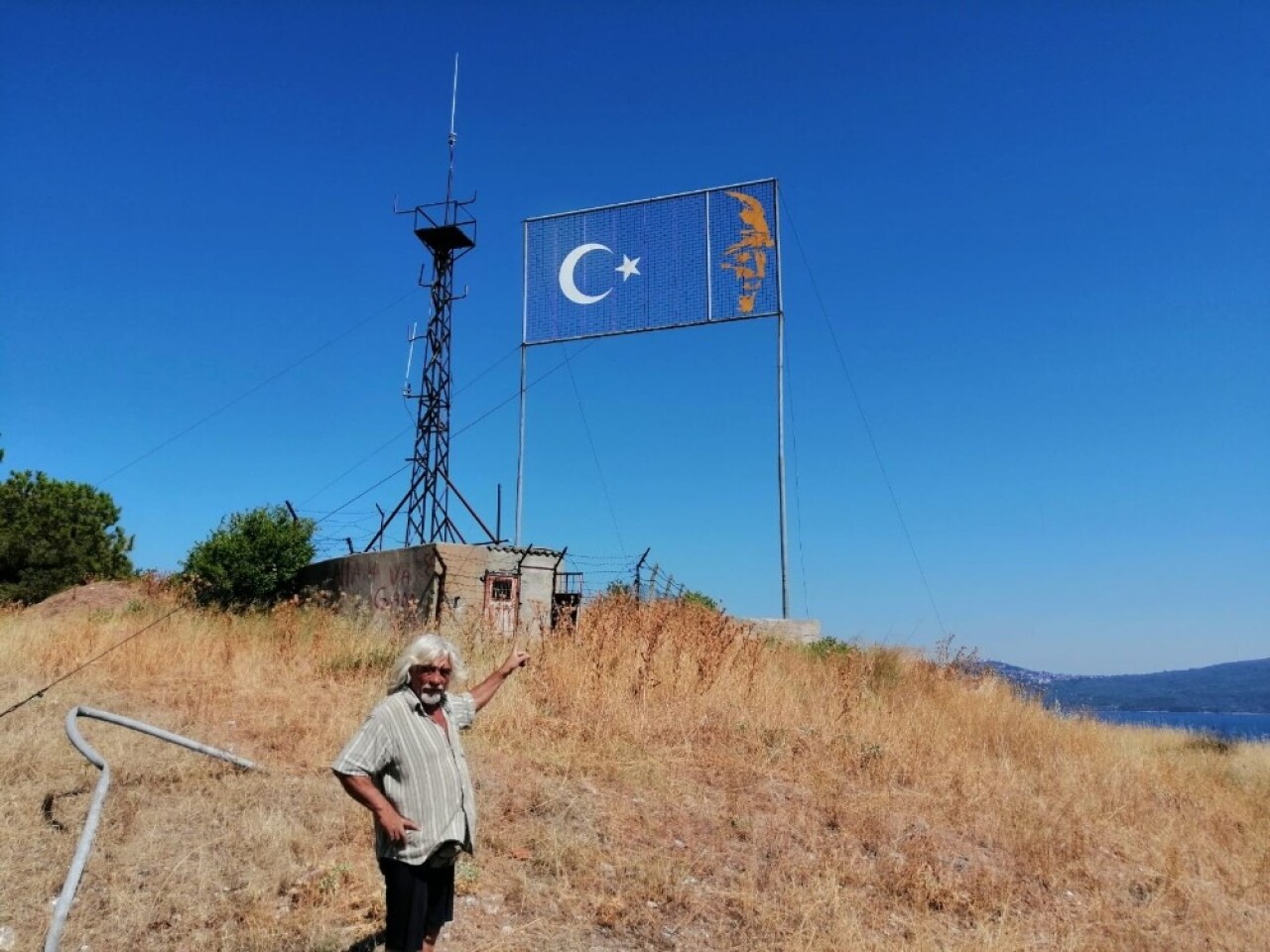 Erdek’teki dev bayrak alanı pislik ve karanlık içinde