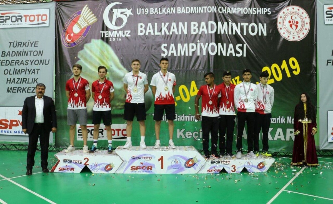 Genç badmintoncular başarıya doymuyor