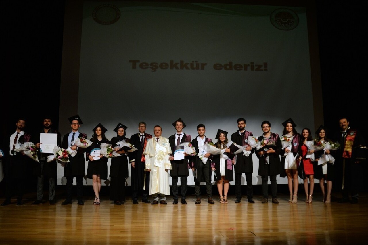 Genç mühendislerin diploma sevinci