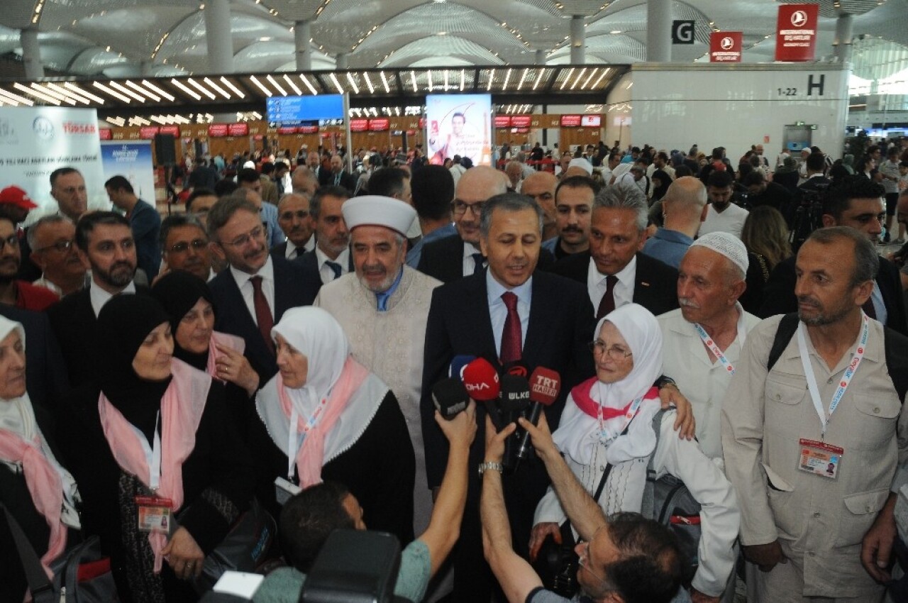 Hac kafilesini Vali Yerlikaya uğurladı