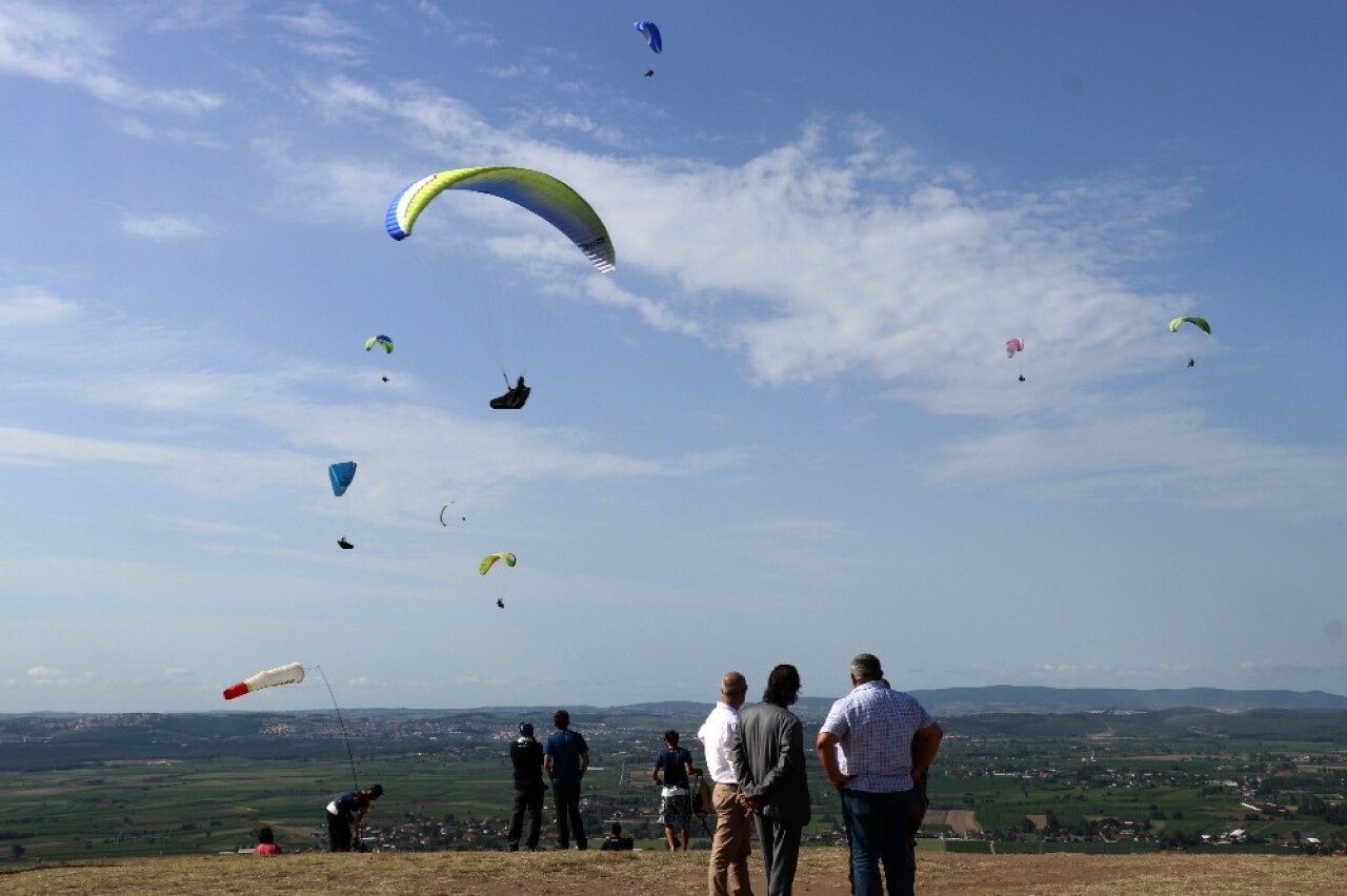 Havada paraşütleri birbirine dolanan iki paraşütçü, ölümle burun buruna geldi