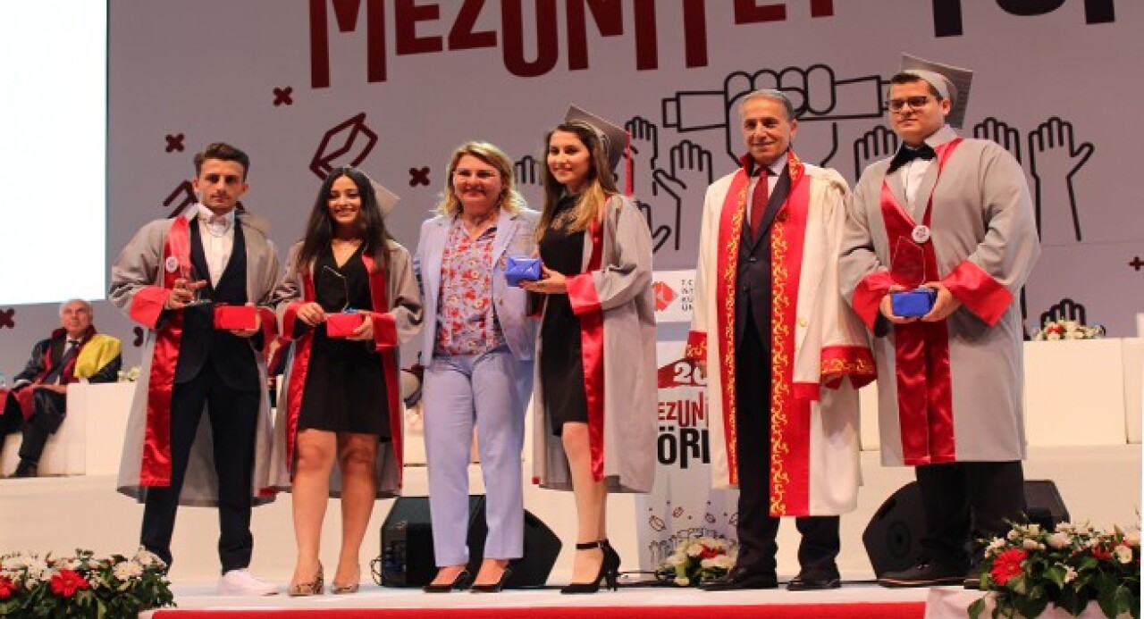 İKÜ’de mezuniyet coşkusu