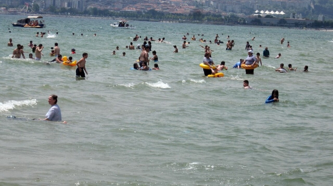 İstanbul’da sıcaklık 30 dereceyi aştı plajlar doldu