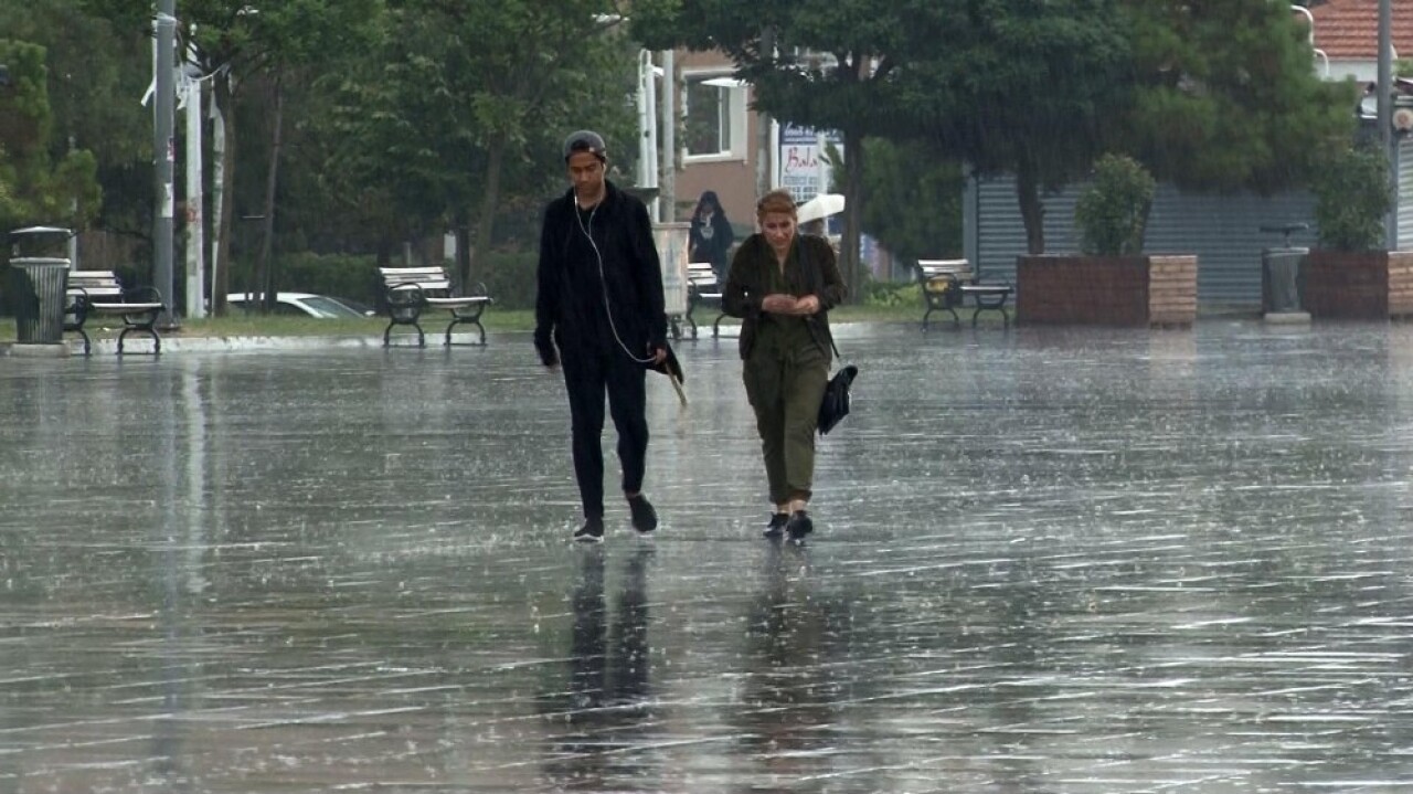 İstanbul’da vatandaşlar sağanak yağmura uyandı