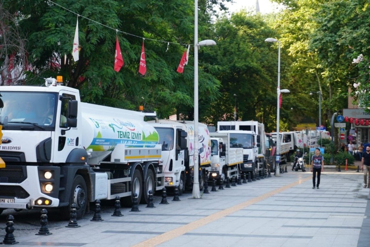 İzmit’in yeni temizlik araçları geldi