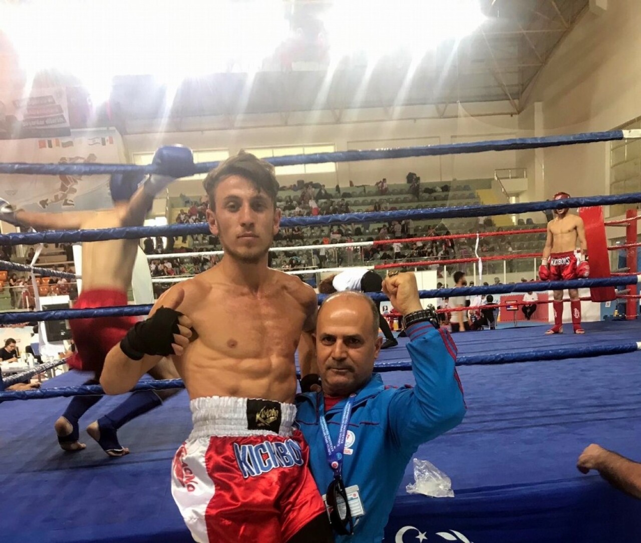 Kick boks müsabakalarından altın ve bronz madalyayla döndüler