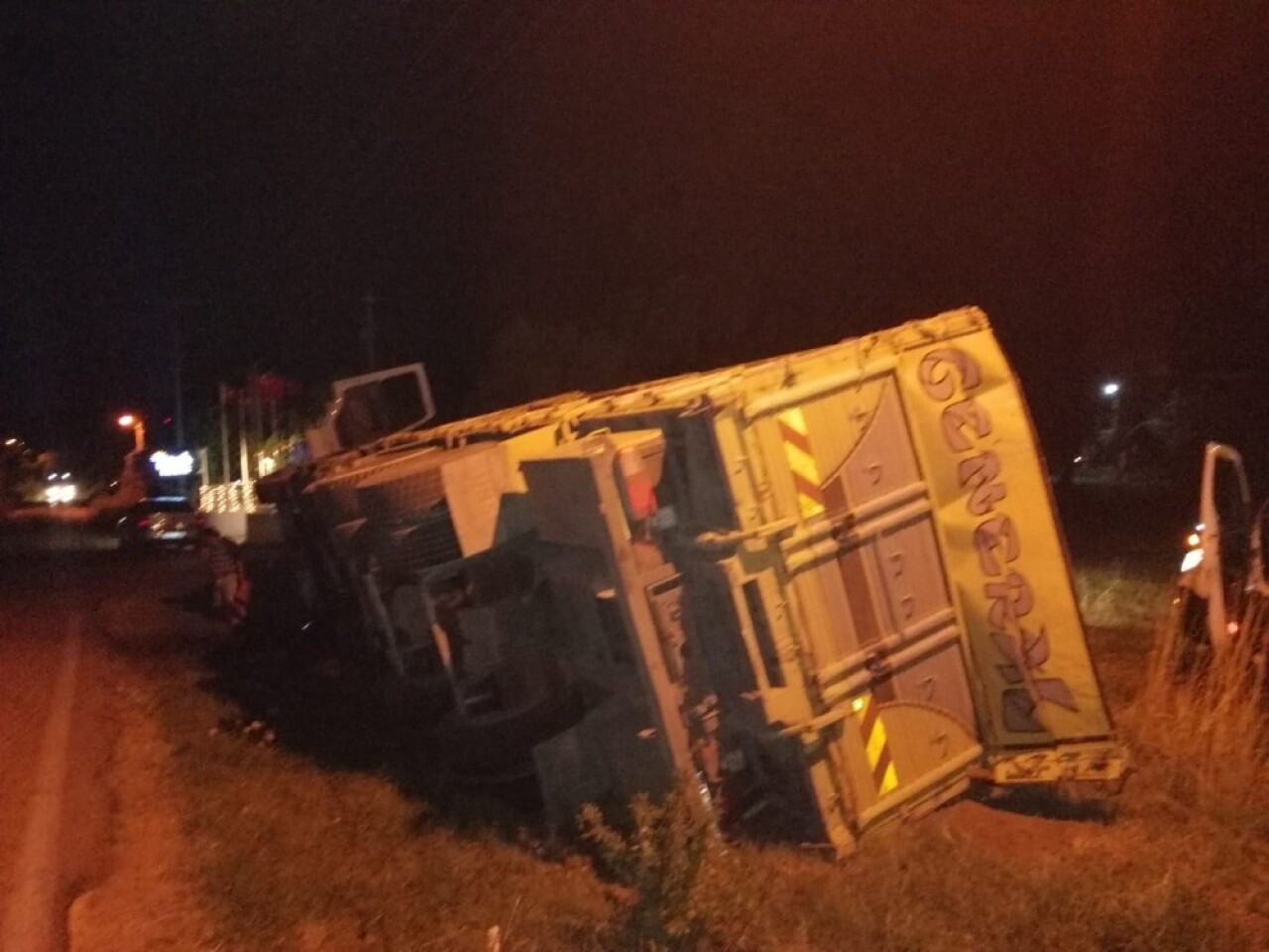 Mermer yüklü TIR devrildi, şoför yaralandı