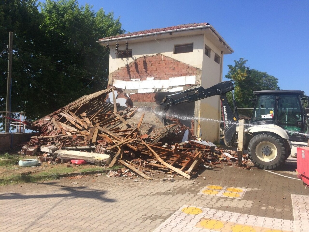 Okul bahçesindeki trafo yıkıldı