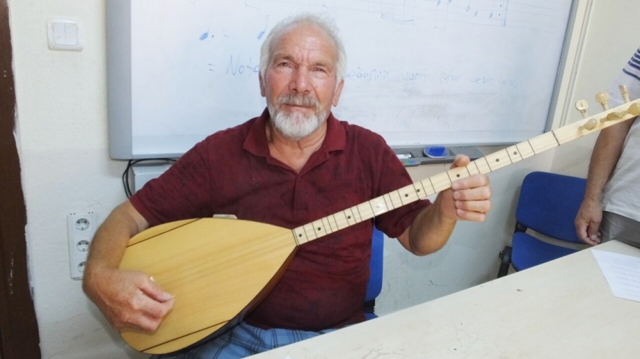 Ozanlara özendi 66 yaşında bağlama kursuna katıldı