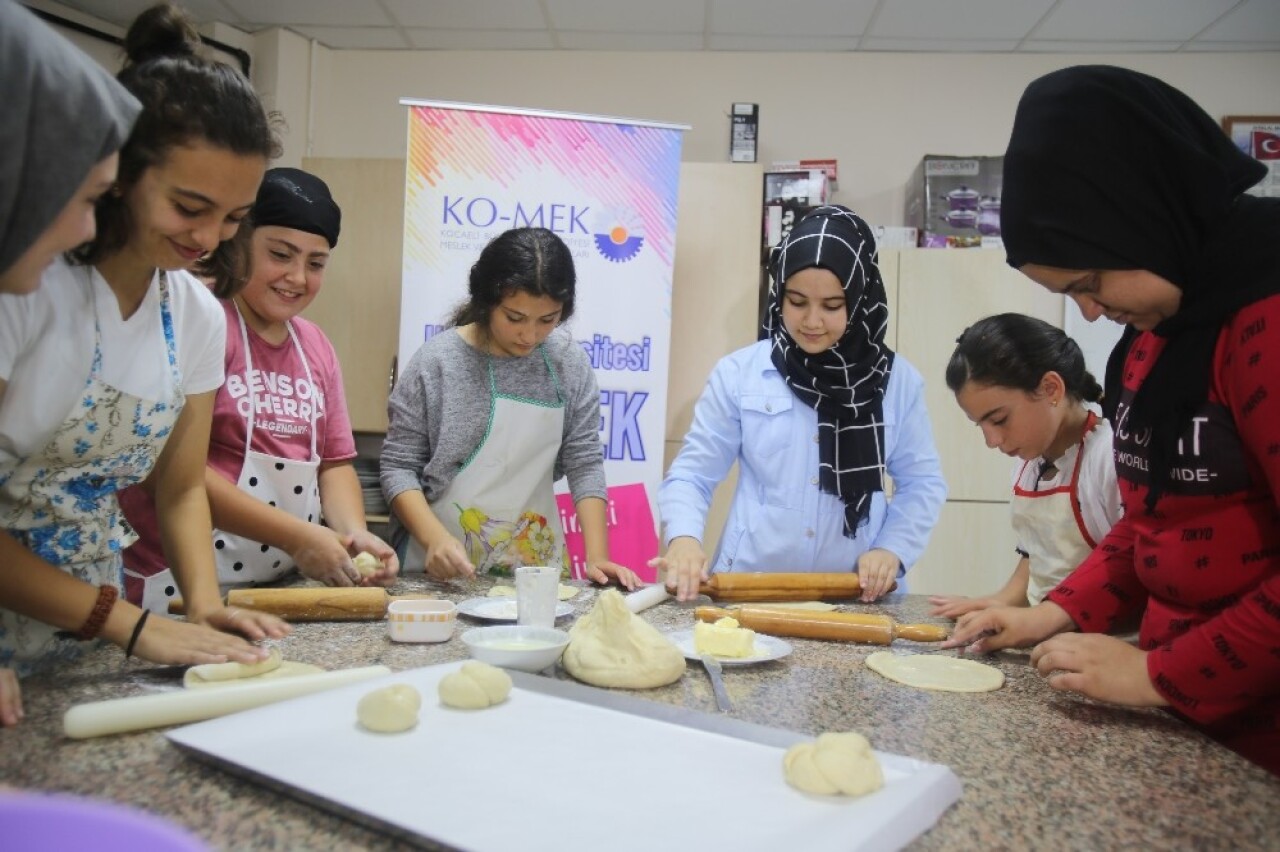 (Özel) Bu atölyede çocuklar yemek yapıp, dikiş yapıyorlar