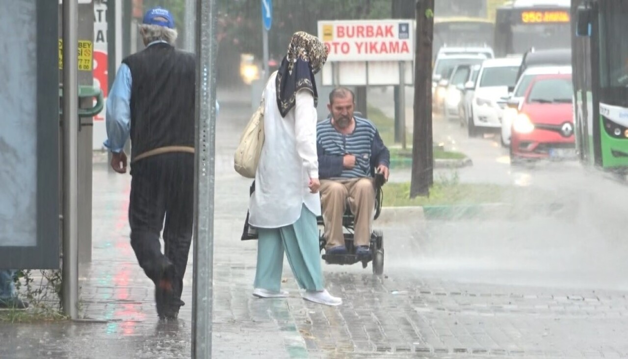 (Özel) Bursa’da sağanak yağış altında engelli adamın zor anları