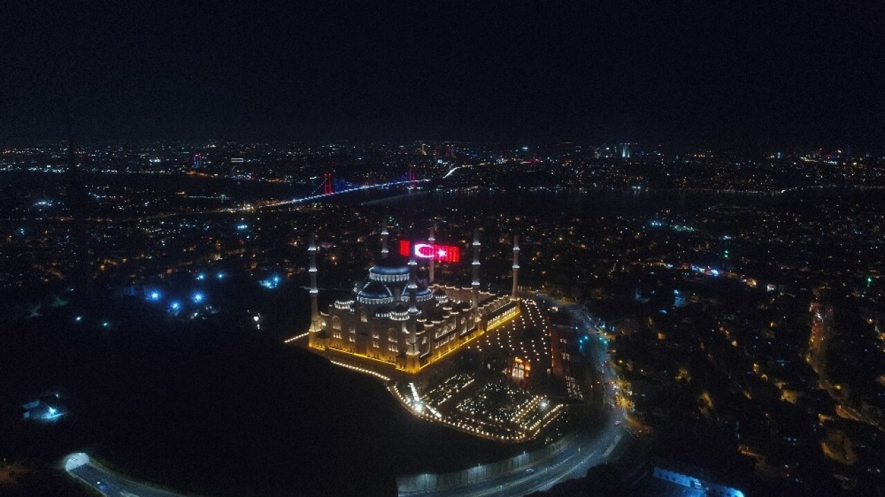 (ÖZEL) Çamlıca Camii’nde 15 Temmuz’a özel dev led Türk Bayrağı