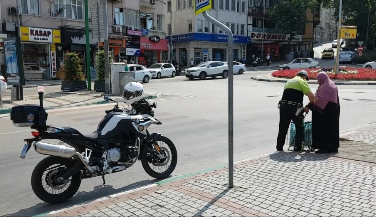 (Özel) Örnek polis yaşlı kadını hem karşıdan karşıya geçirdi, hem su ikram etti