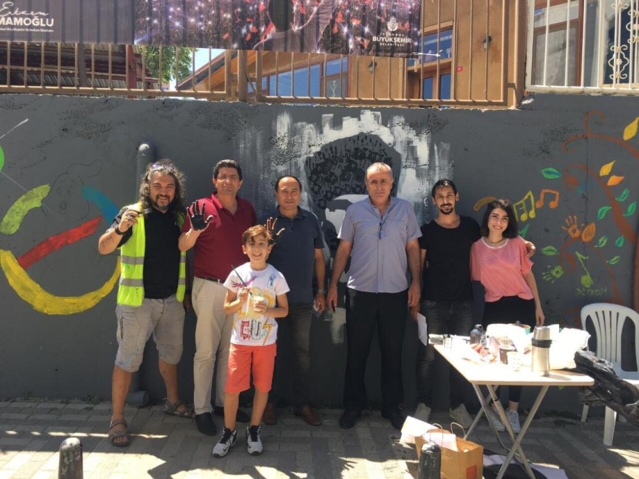Sanat akademisi öğrencileri, duvarları hayal dünyalarının renklerine boyadı