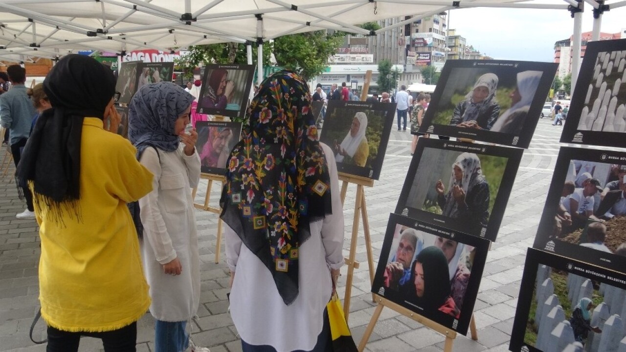 Srebrenitsa şehitlerinin tek tek isimlerinin yazıldığı karanfiller duygulandırdı