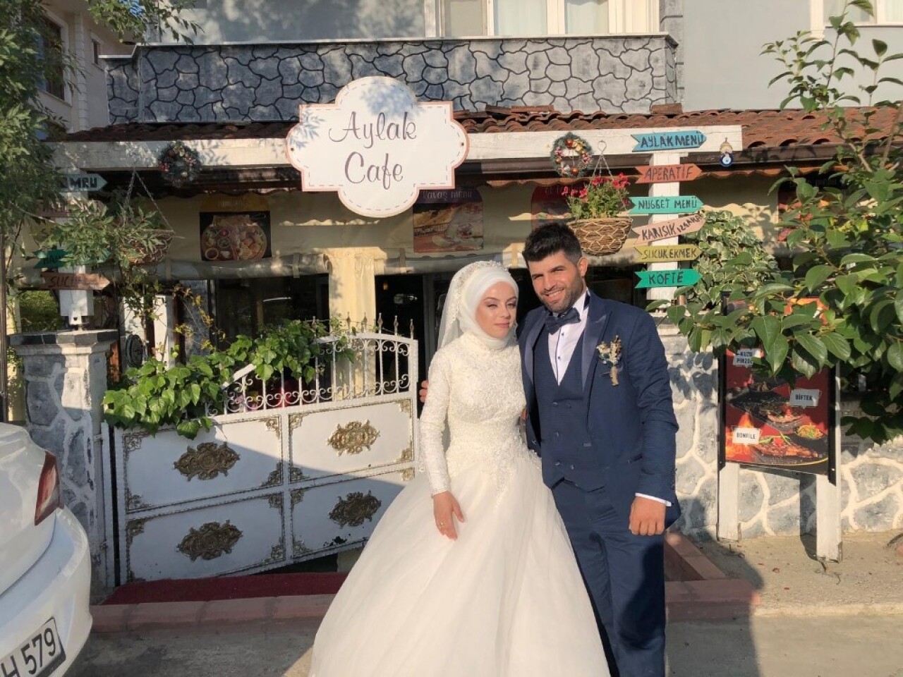 Tanıştıkları kafe’ye yıllar sonra gelin ve damat olarak geldiler