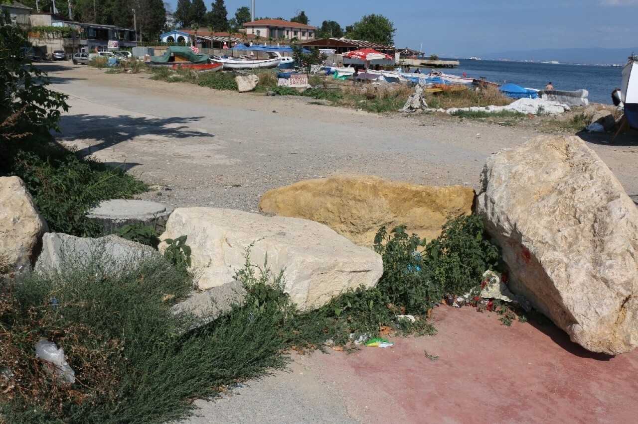 Tarihi eseri yol kapatmak için kullandılar