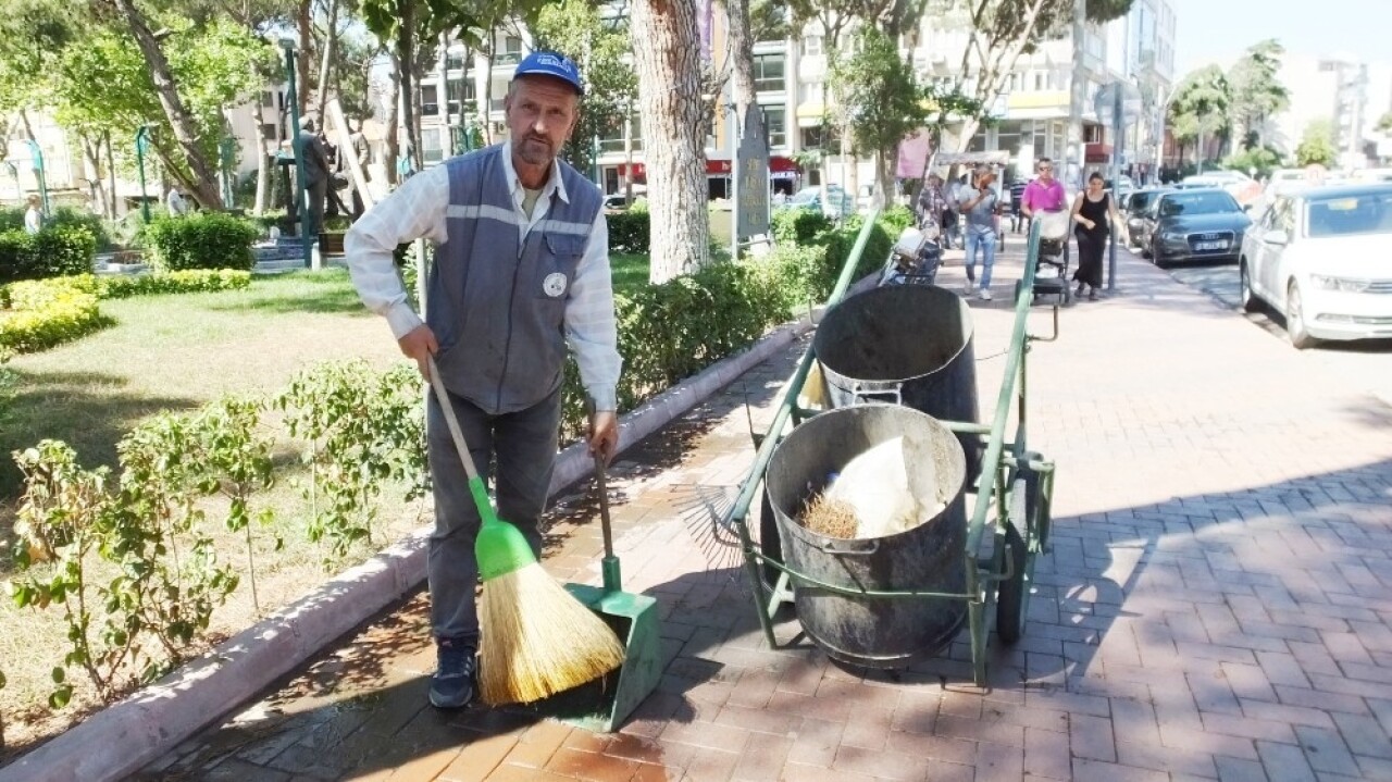 Temizlik işçileri uyardı “Yerlere sigara izmariti atmayın”