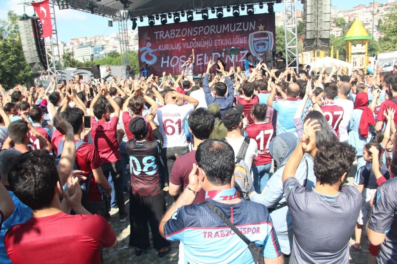 Trabzonspor’un 52. kuruluş yıl dönümü meşalelerle kutlandı