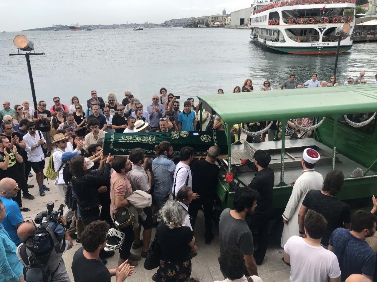 Ünlü şair Küçük İskender alkışlarla son yolculuğuna uğurlandı