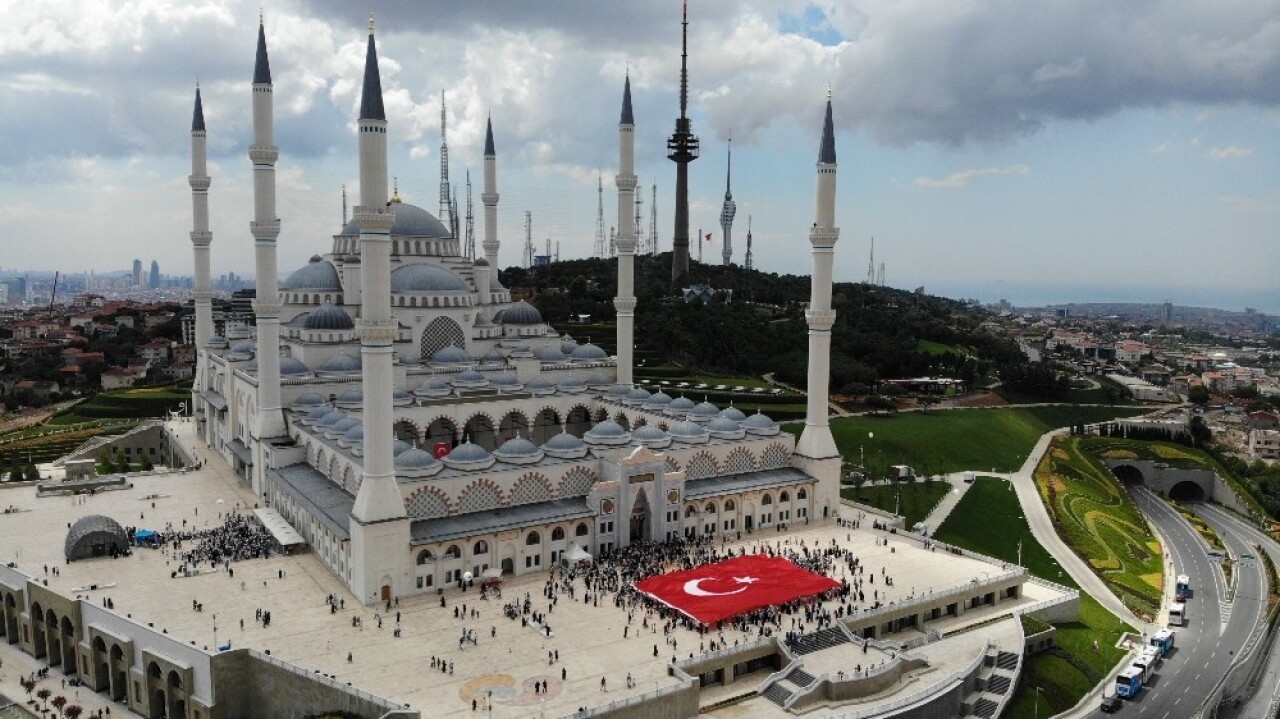 Üsküdar’da yaz Kur’an kurslarına dev bayrakla veda edildi