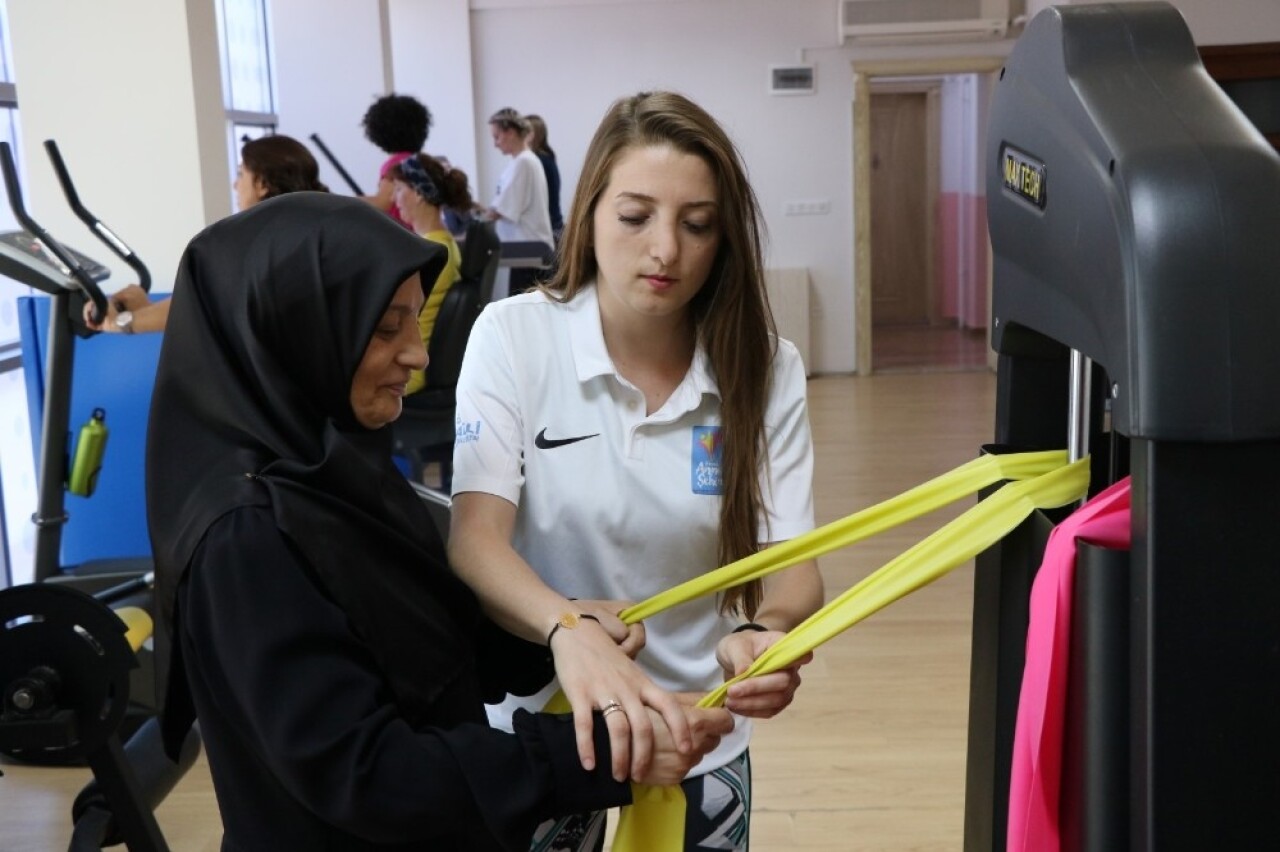 35 senedir felçli olan kolunu sporla çalıştırdı