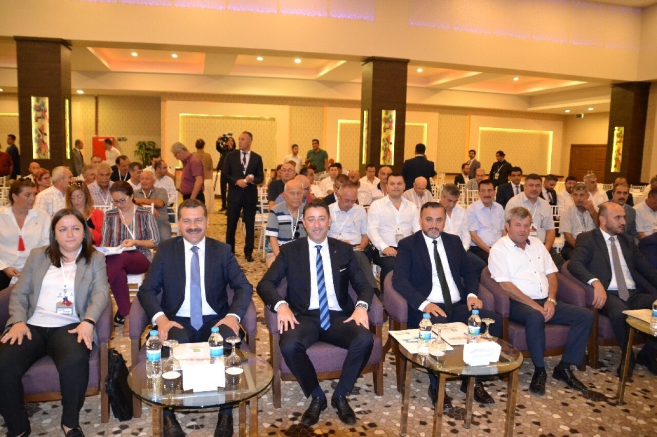 Ak Partili Yılmaz, CHP’li Başkanı yanına alıp, kendi telefonundan vatandaşları aradı