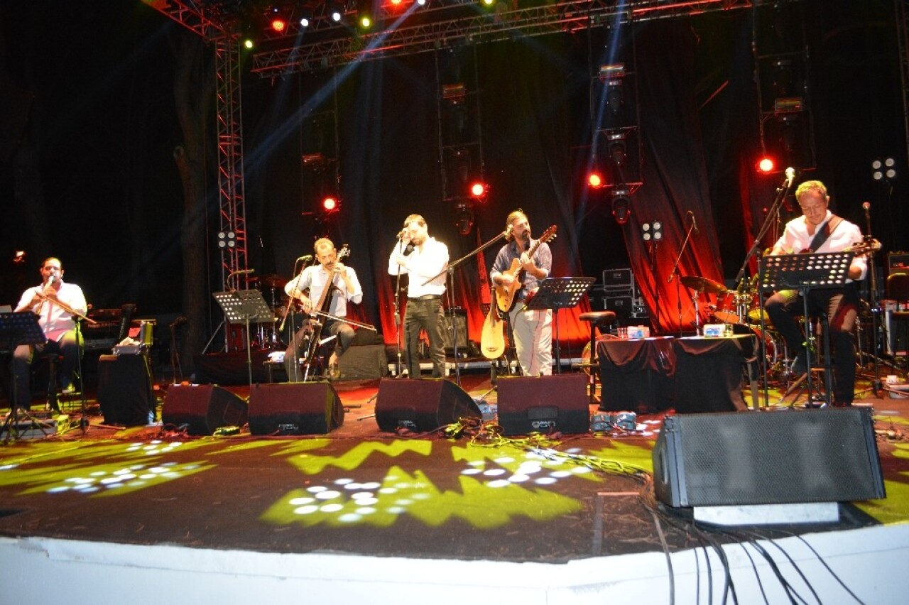 Ayvalık’ta Ruboto ile Mehmet Erdem’den unutulmaz konser