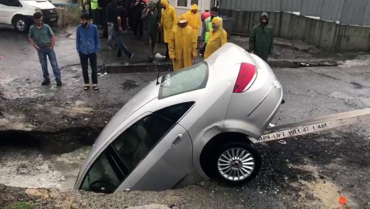 Bahçelievler’de yağış nedeniyle yol çöktü