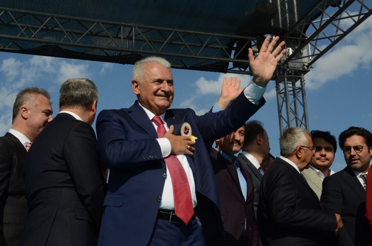 Balıkesir’de otoyolun açılışını Binali Yıldırım yaptı