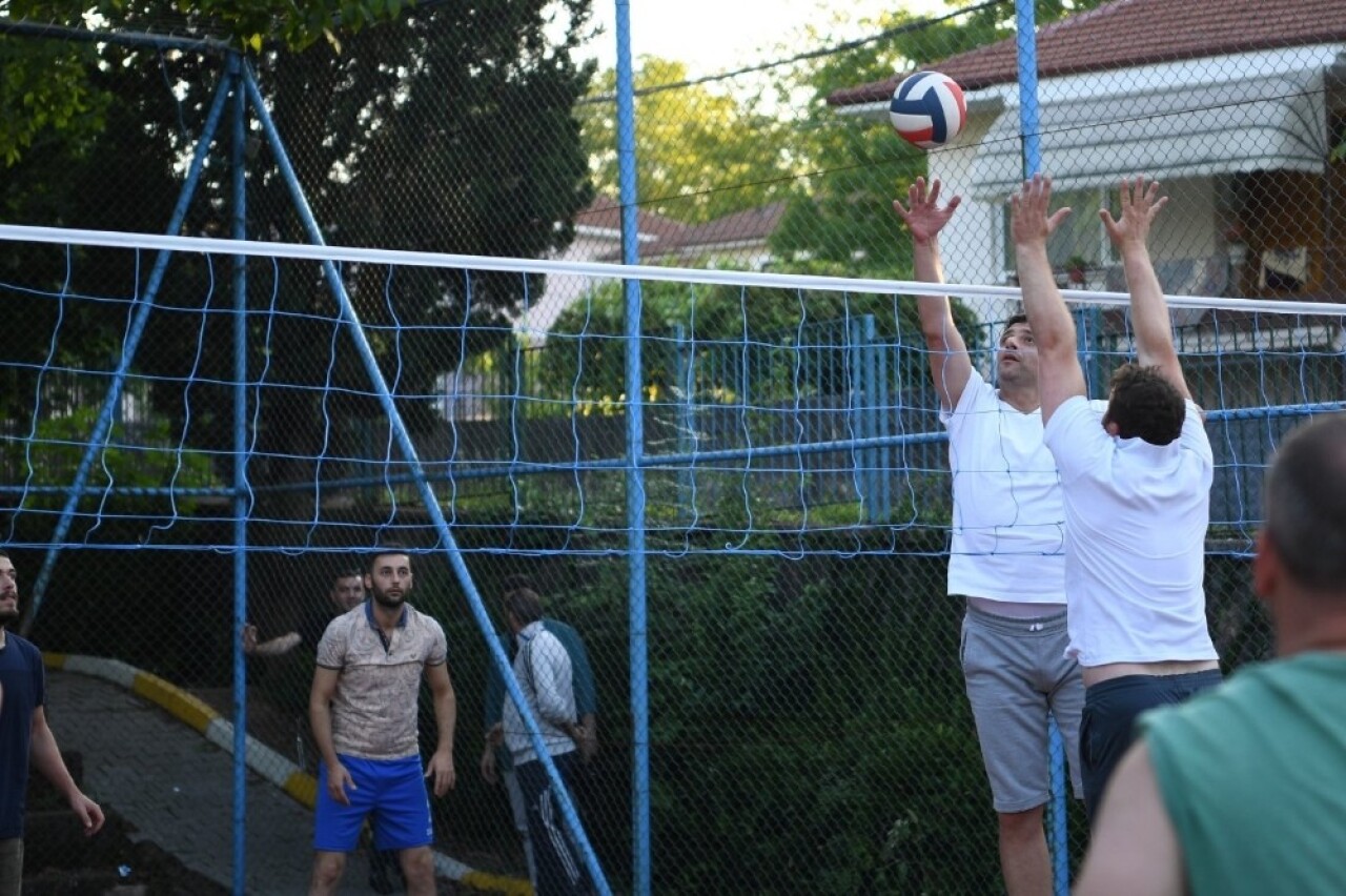 Başkan Kocaman, vatandaşlarla voleybol oynadı