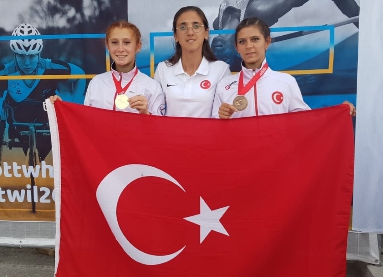 Burhaniye’de özel sporcular dünya şampiyonu oldu