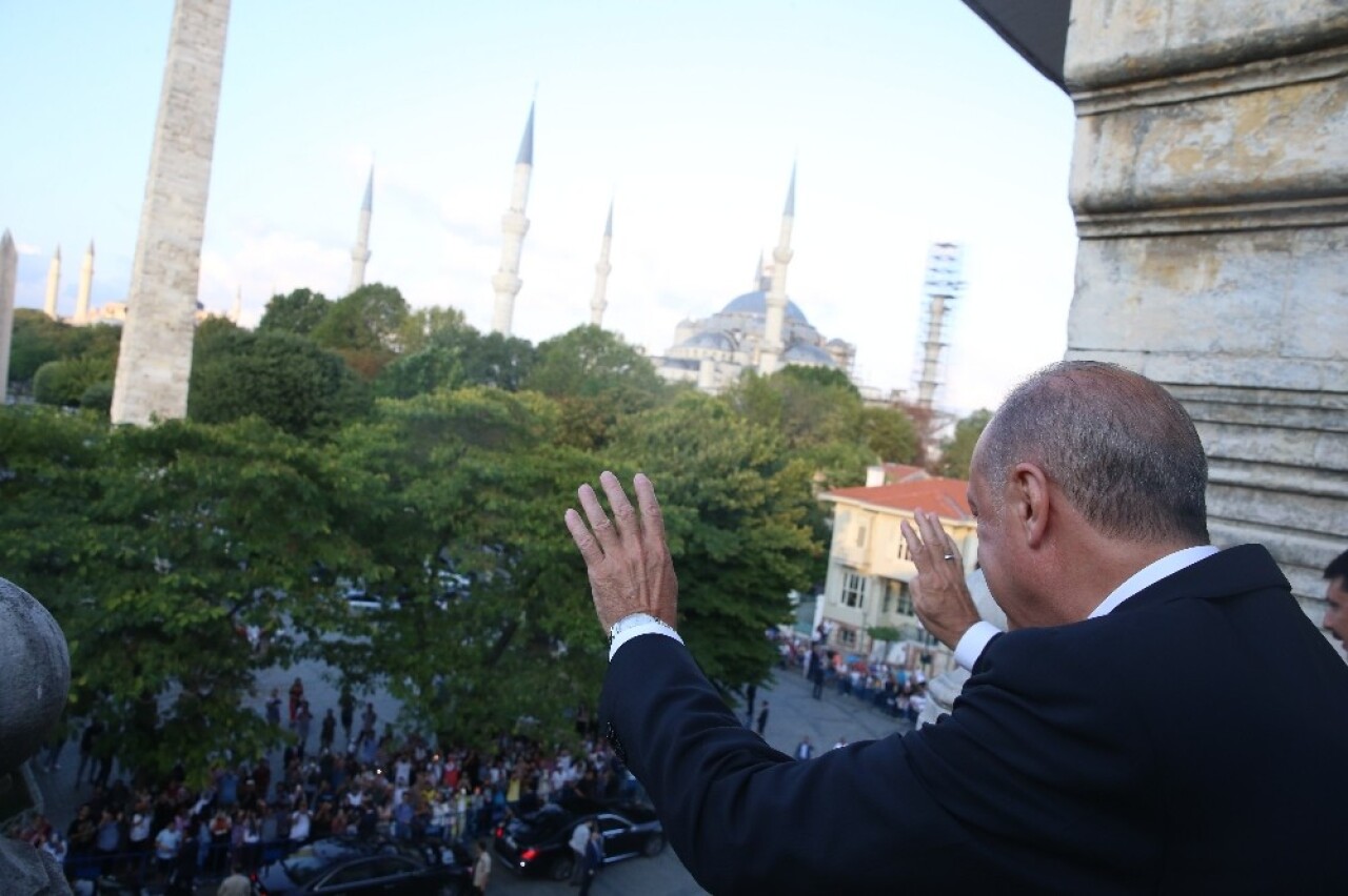 Cumhurbaşkanı Erdoğan, Sultanahmet’te vatandaşlarla buluştu