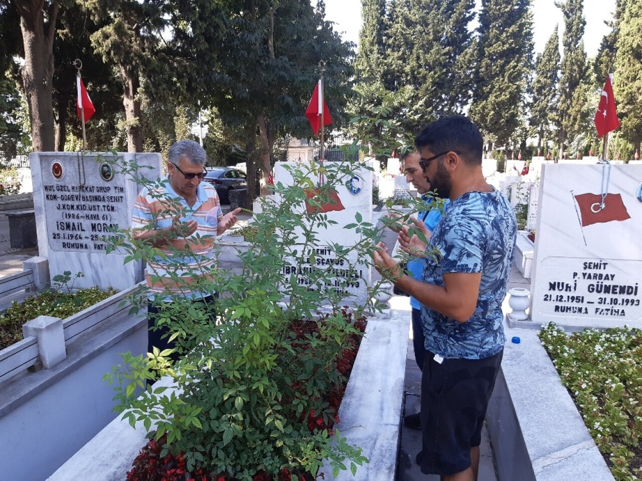 Edirnekapı Şehitliği’nde Kurban Bayramı arifesinde hüzün vardı